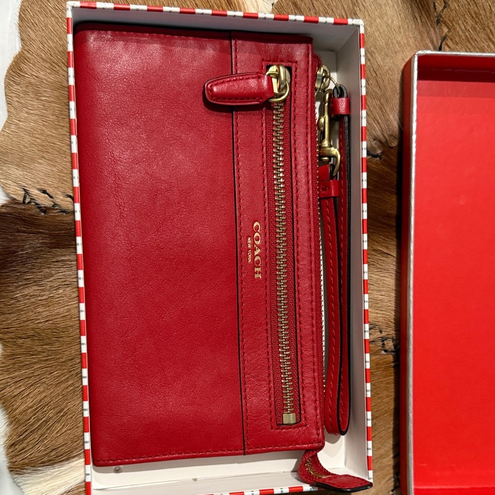 NIB New Coach Wristlet Red Leather zippy Clutch wallet